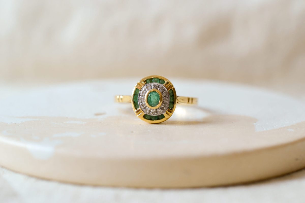 Bague ronde en Or jaune 18 carats sertie d'Emeraudes et de Diamants