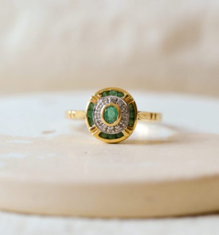 Bague ronde en Or jaune 18 carats sertie d'Emeraudes et de Diamants