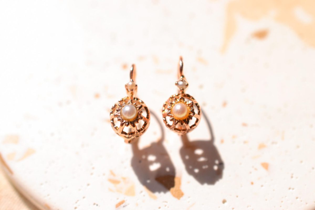 Dormeuses ajourées en Or jaune 18 carats serties de Perles