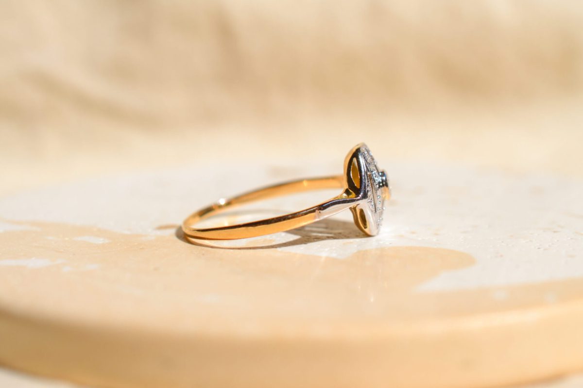 Bague Art Déco ancienne 2 Ors sertie d'un Diamant