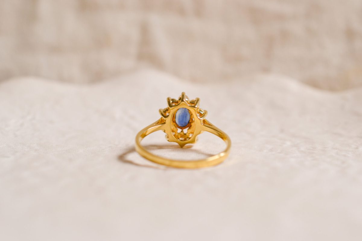 Bague Marguerite Vintage en Or jaune 18 carats sertie d'un Saphir et d'Oxydes
