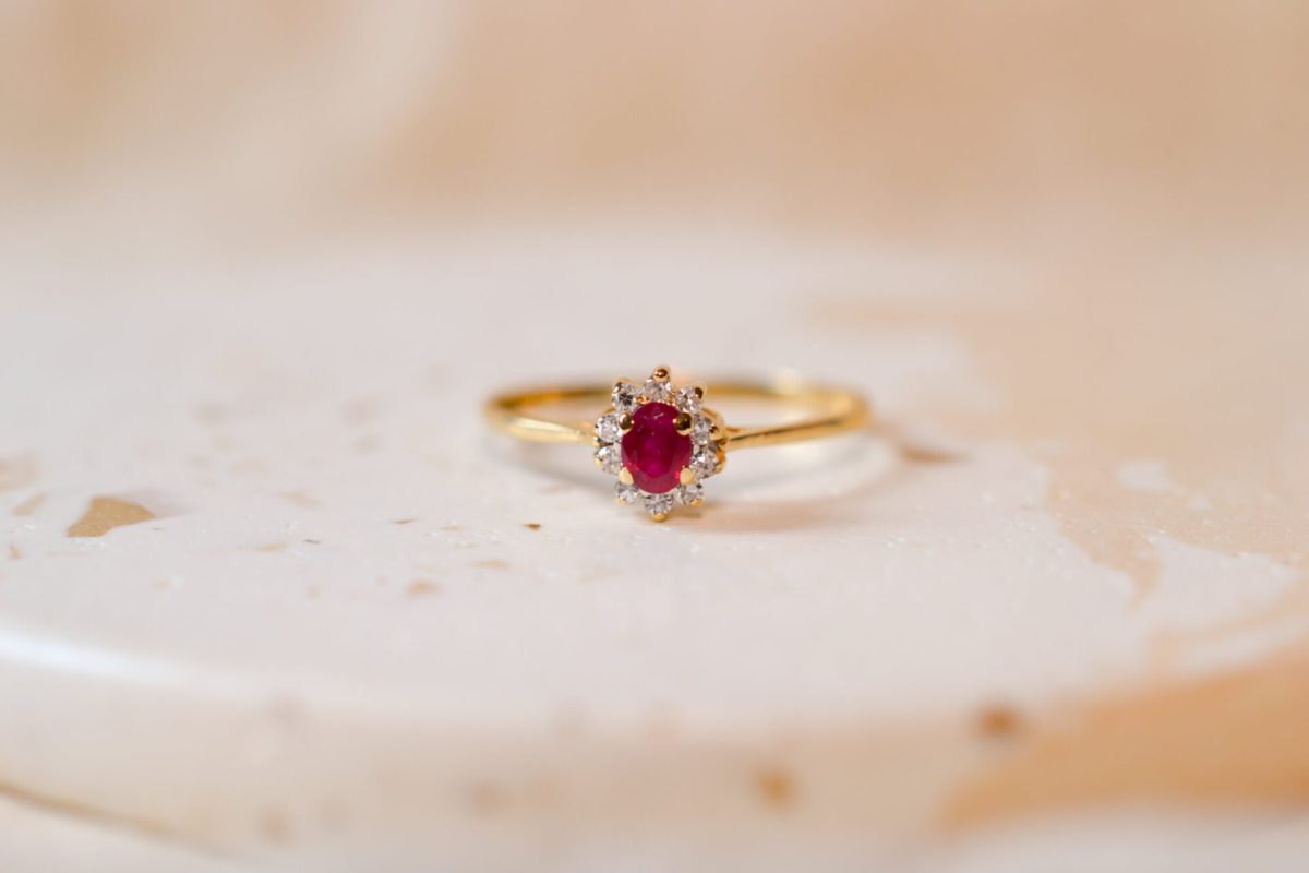 Bague Marguerite en Or jaune 18 carats centrée d'un Rubis entouré de Diamants