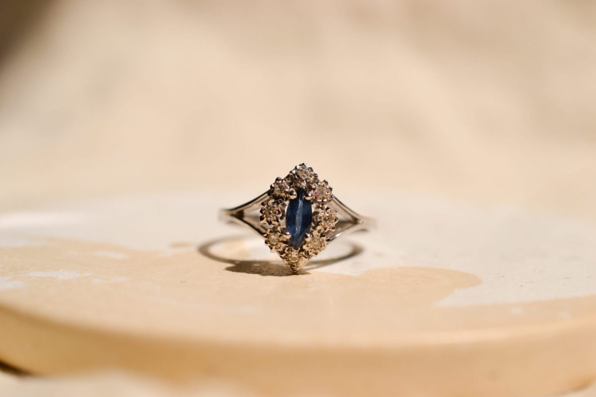 Bague Marquise en Or blanc 18 carats centrée d'un Saphir entouré de Diamants