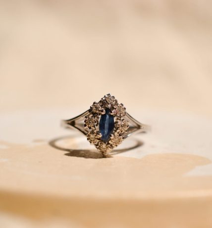 Bague Marquise en Or blanc 18 carats centrée d'un Saphir entouré de Diamants