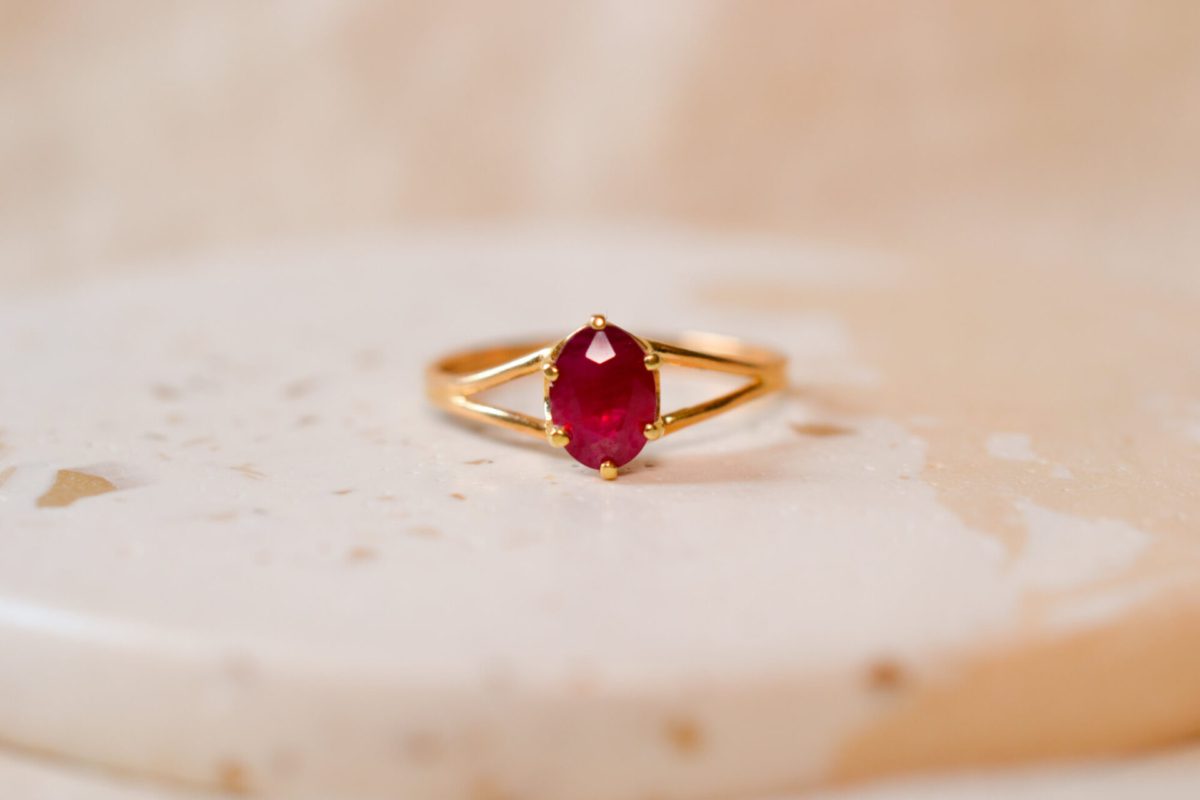 Bague Solitaire en Or jaune 18 carats sertie d'un Rubis