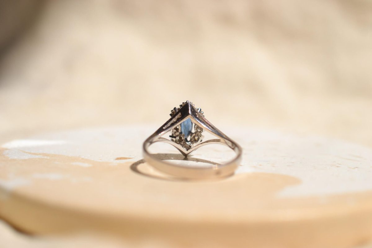 Bague Vintage en Or blanc 18 carats centrée d'un Saphir entouré de Diamants