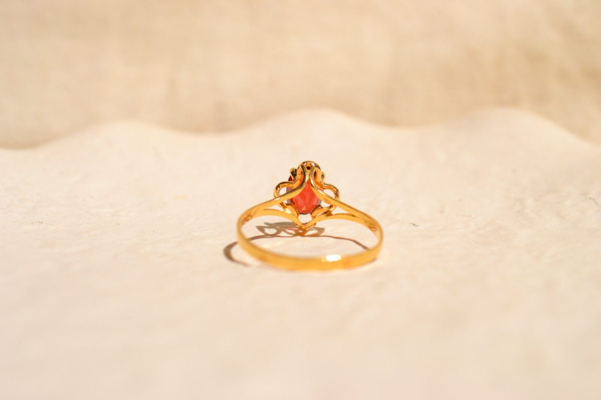 Bague Vintage en Or jaune 18 carats sertie d'un Grenat