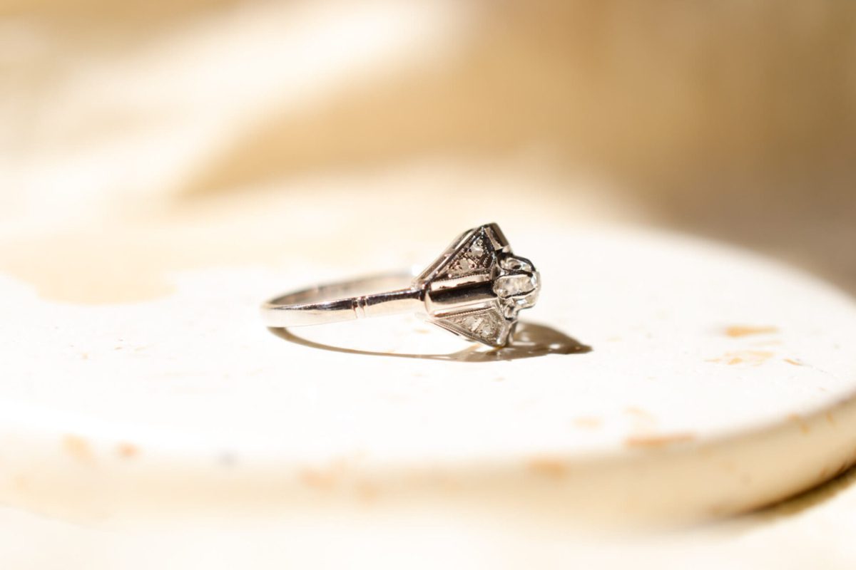 Bague ancienne en Or blanc 18 carats sertie de Diamants