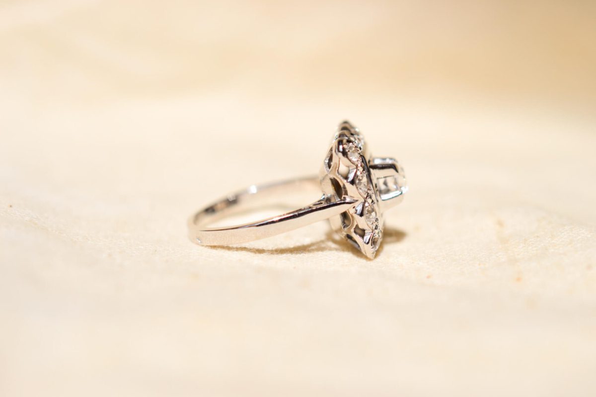 Bague ancienne en Or blanc 18 carats sertie de pierres blanches