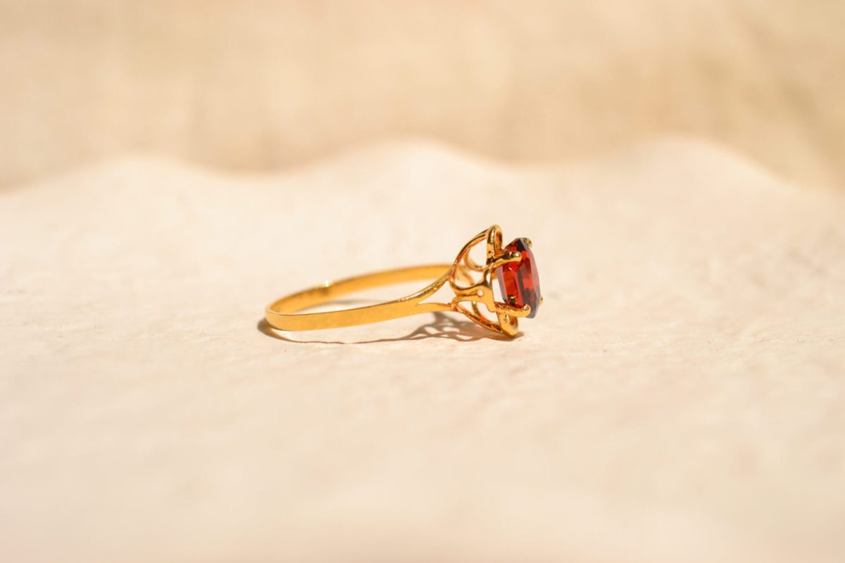 Bague ancienne en Or jaune 18 carats sertie d'un Grenat