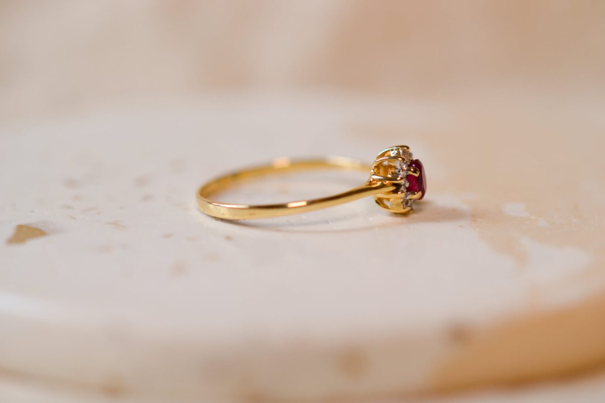 Bague ancienne en Or jaune 18 carats sertie d'un Rubis et de Diamants