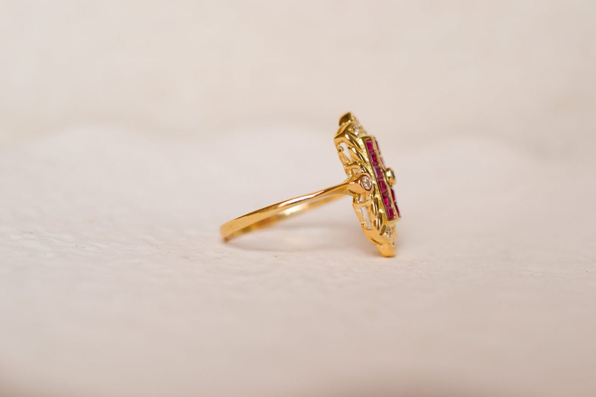 Bague ancienne en Or jaune 18 carats sertie de Rubis et de Diamants