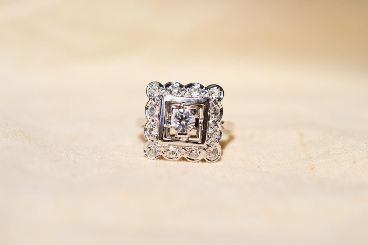 Bague carrée en Or blanc 18 carats sertie d'Oxydes