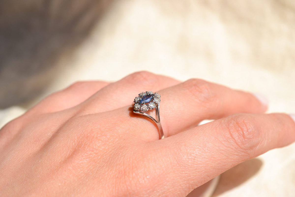 Bague de fiançailles Vintage en Or blanc 18 carats sertie d'un Saphir et de Diamants