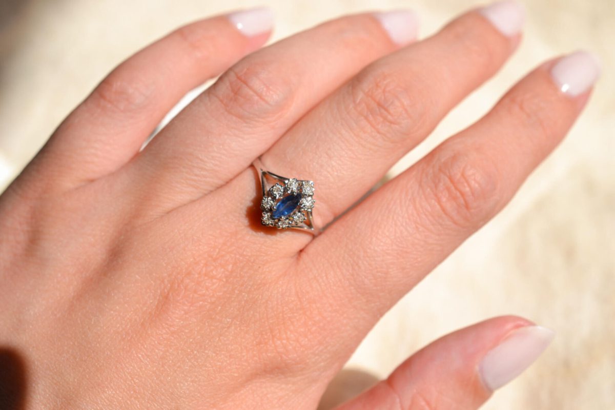 Bague de fiançailles ancienne en Or blanc 18 carats sertie d'un Saphir et de Diamants