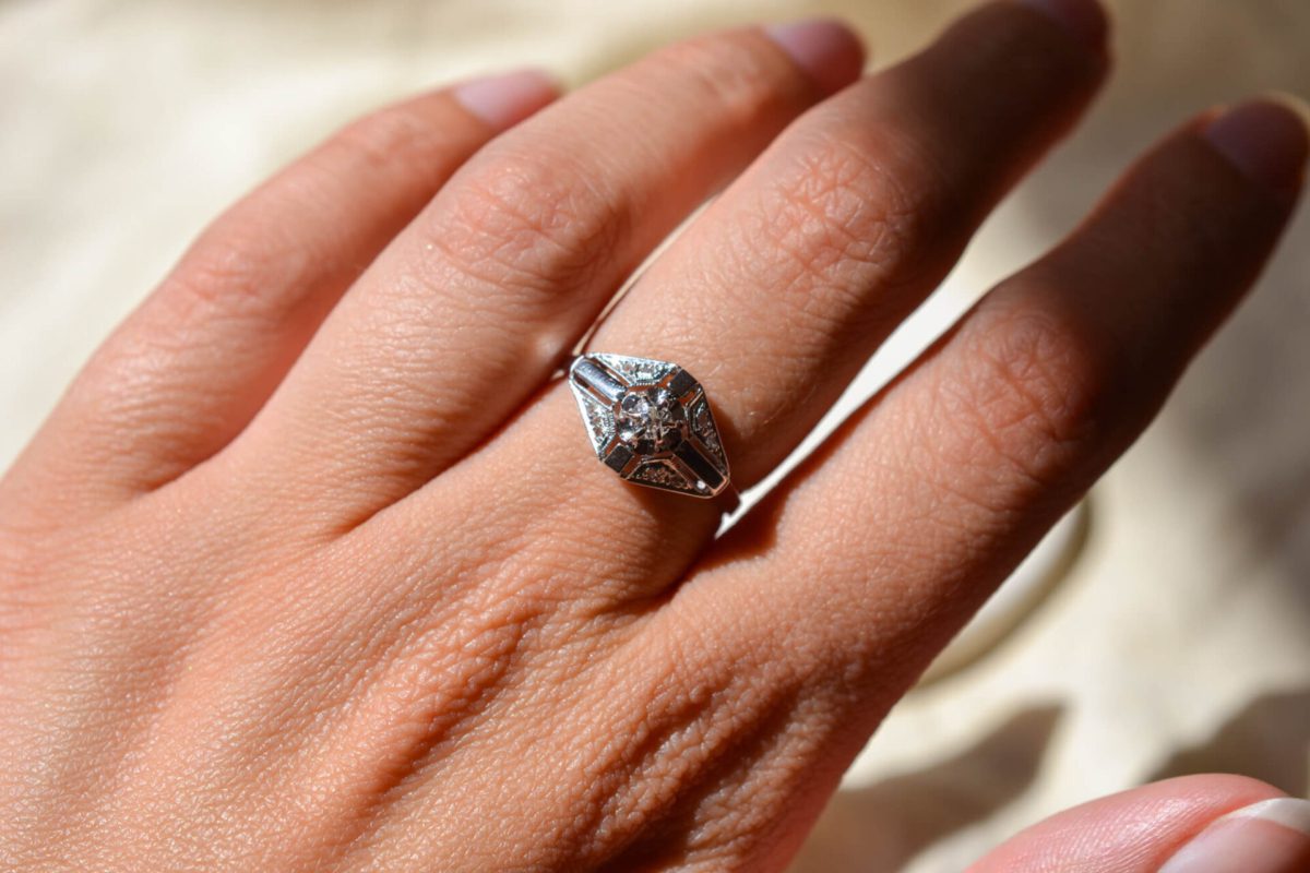 Bague de fiançailles ancienne en Or blanc 18 carats sertie de Diamants