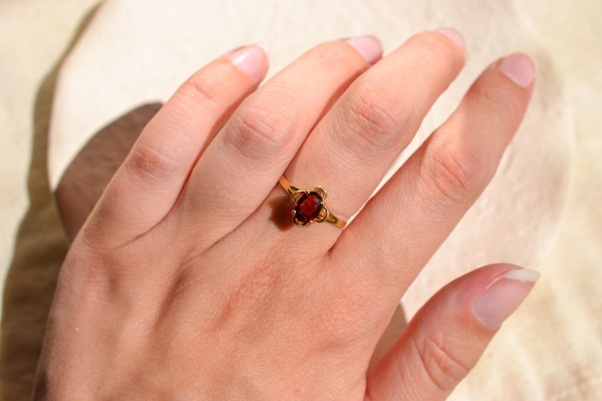 Bague de fiançailles ancienne en Or jaune 18 carats sertie d'un Grenat