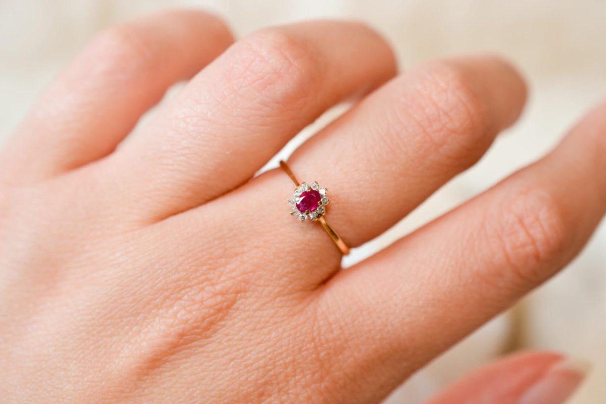 Bague de fiançailles ancienne en Or jaune 18 carats sertie d'un Rubis et de Diamants