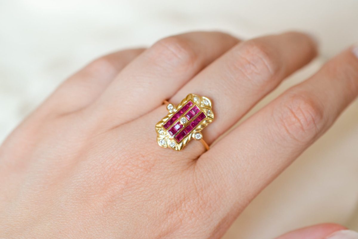 Bague de fiançailles ancienne en Or jaune 18 carats sertie de Rubis et de Diamants
