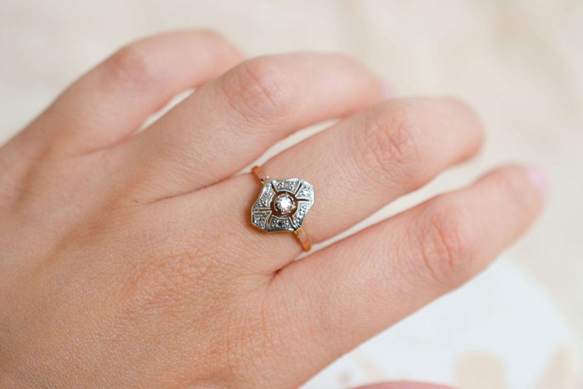 Bague de fiançailles ancienne en Or jaune et Or blanc 18 carats sertie d'un Diamant