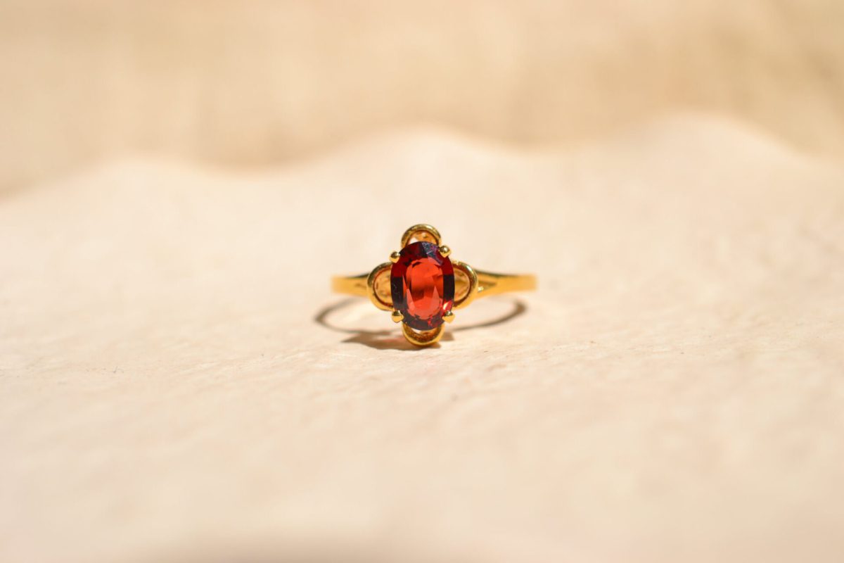 Bague en Or jaune 18 carats sertie griffes d'un Grenat dans une monture quadrilobée