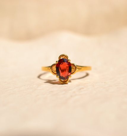 Bague en Or jaune 18 carats sertie griffes d'un Grenat dans une monture quadrilobée