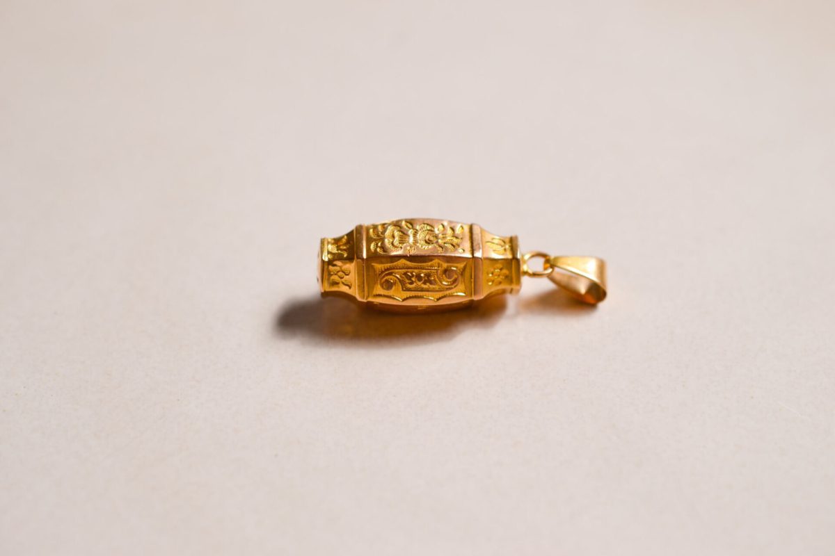 Pendentif Vintage en Or jaune 18 carats orné de motifs de fleurs ciselées