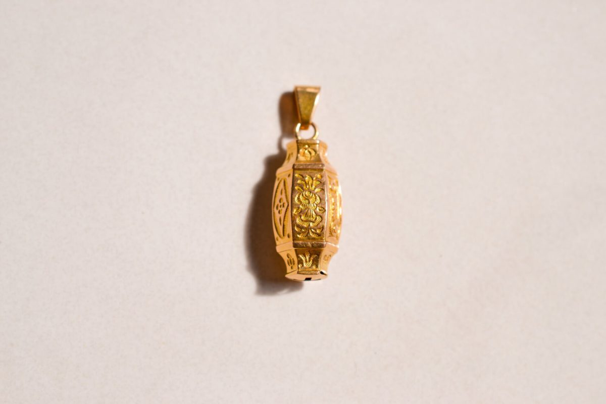 Pendentif ancien en Or jaune 18 carats orné de motifs de fleurs ciselées