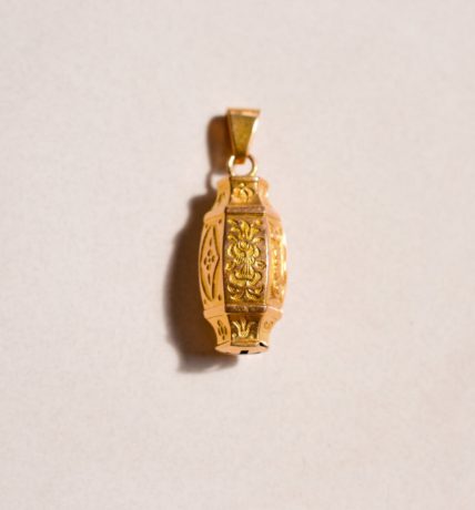 Pendentif ancien en Or jaune 18 carats orné de motifs de fleurs ciselées