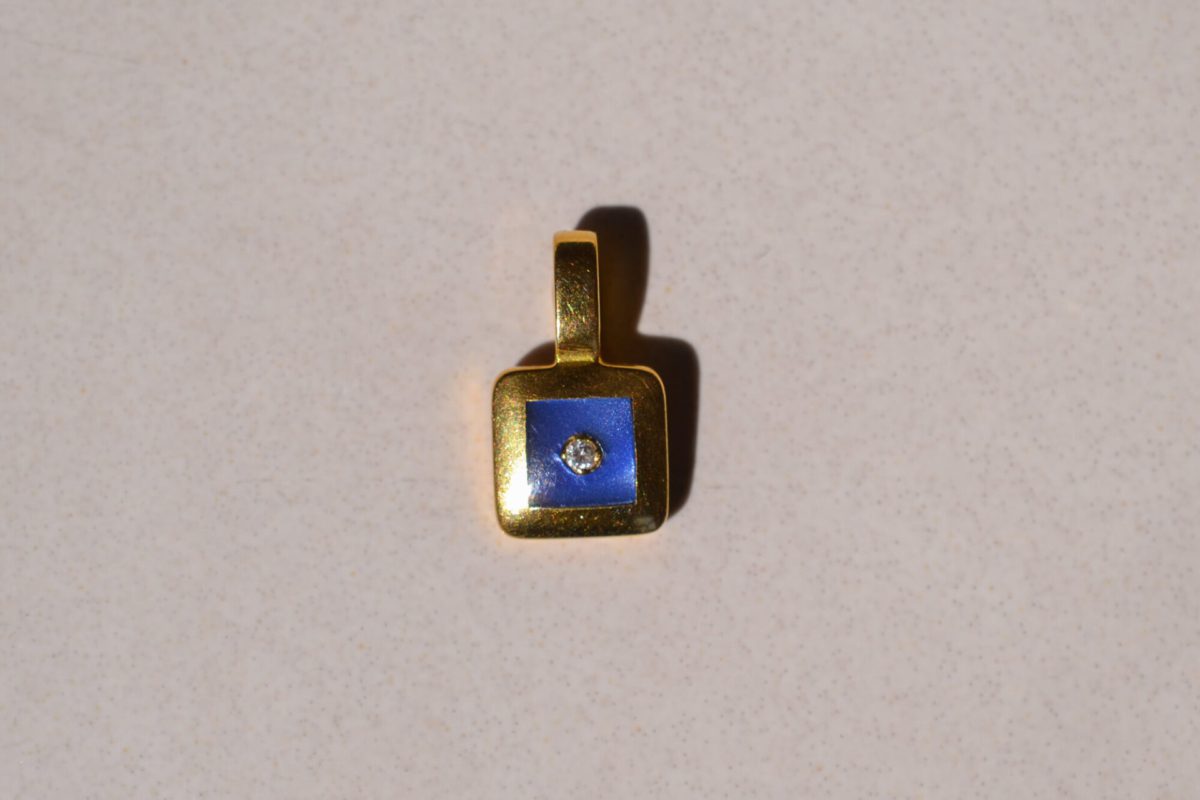 Pendentif carré en Or jaune 18 carats serti d'un Diamant sur de l'émail bleu