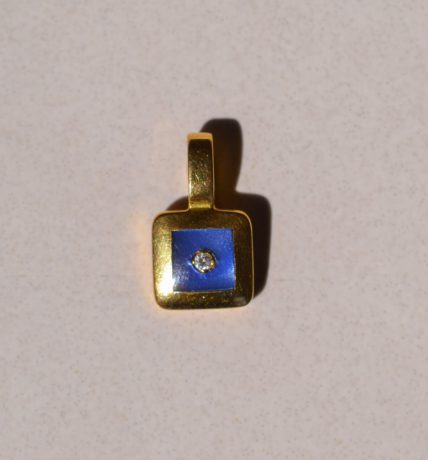 Pendentif carré en Or jaune 18 carats serti d'un Diamant sur de l'émail bleu
