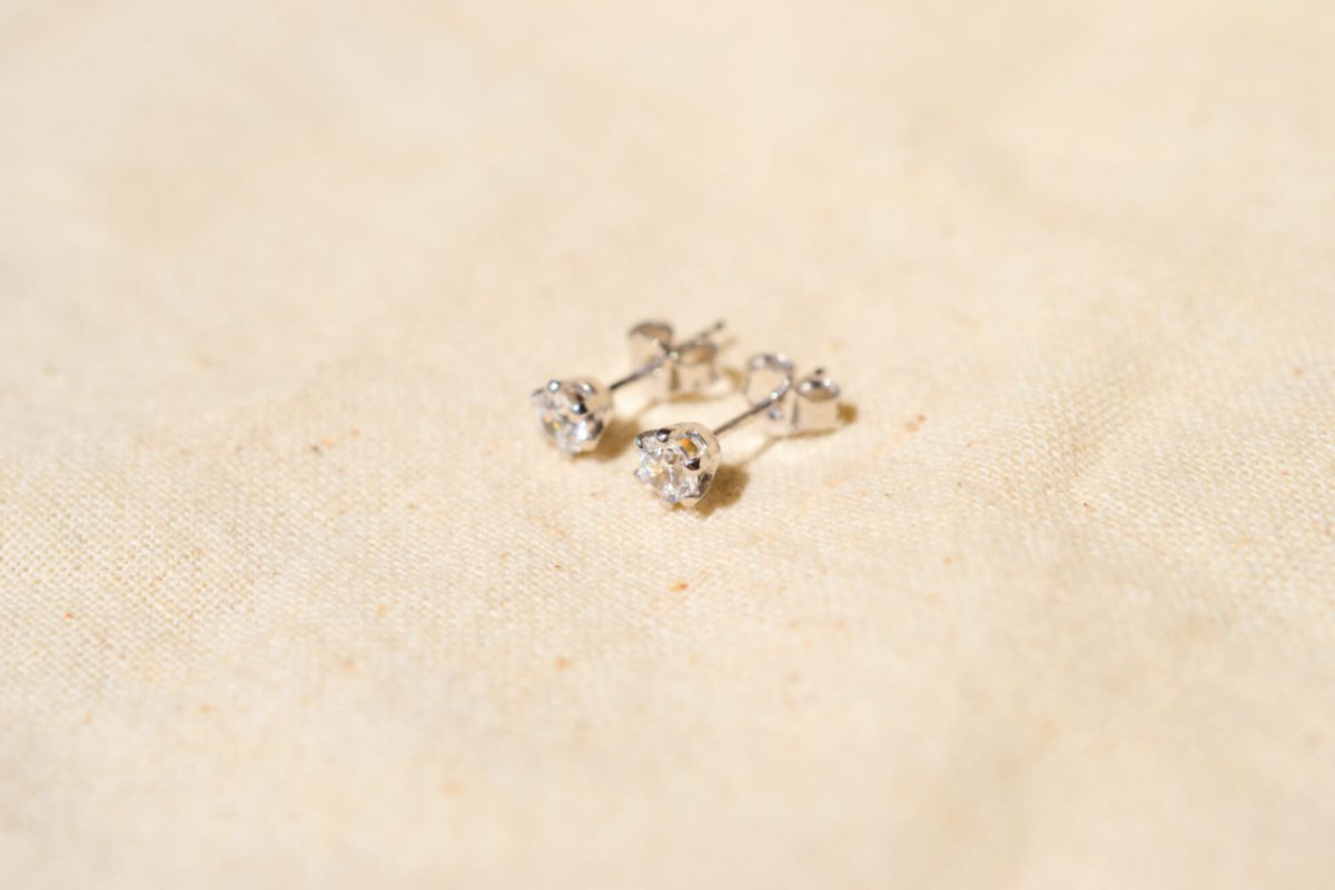 Puces d'oreilles Vintage en Or blanc 18 carats serties d'Oxydes