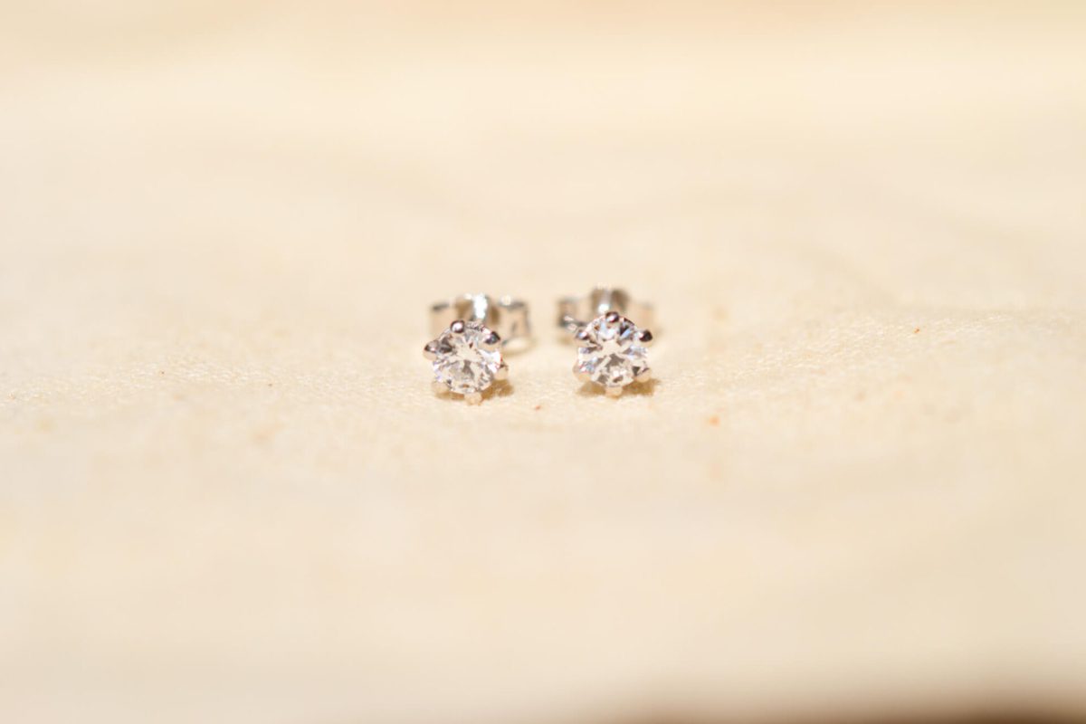 Puces d'oreilles anciennes en Or blanc 18 carats sertie d'Oxydes