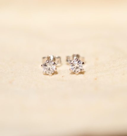Puces d'oreilles anciennes en Or blanc 18 carats sertie d'Oxydes