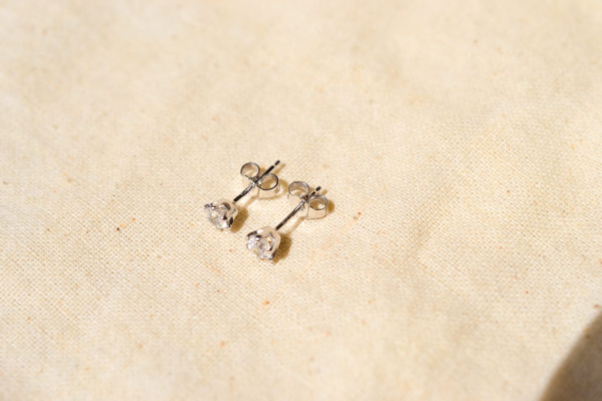 Puces d'oreilles en Or blanc 18 carats sertie d'Oxydes