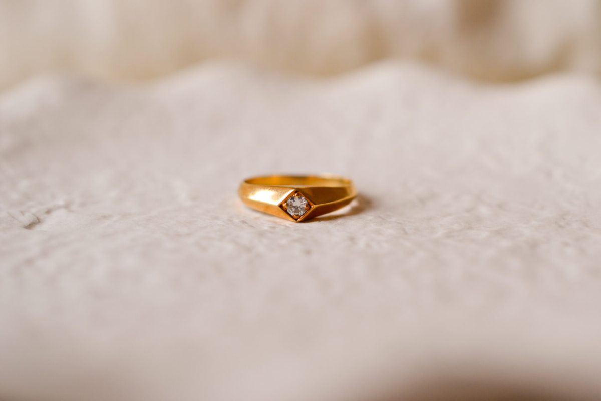 Bague Jonc en Or jaune 18 carats sertie d'un Diamant