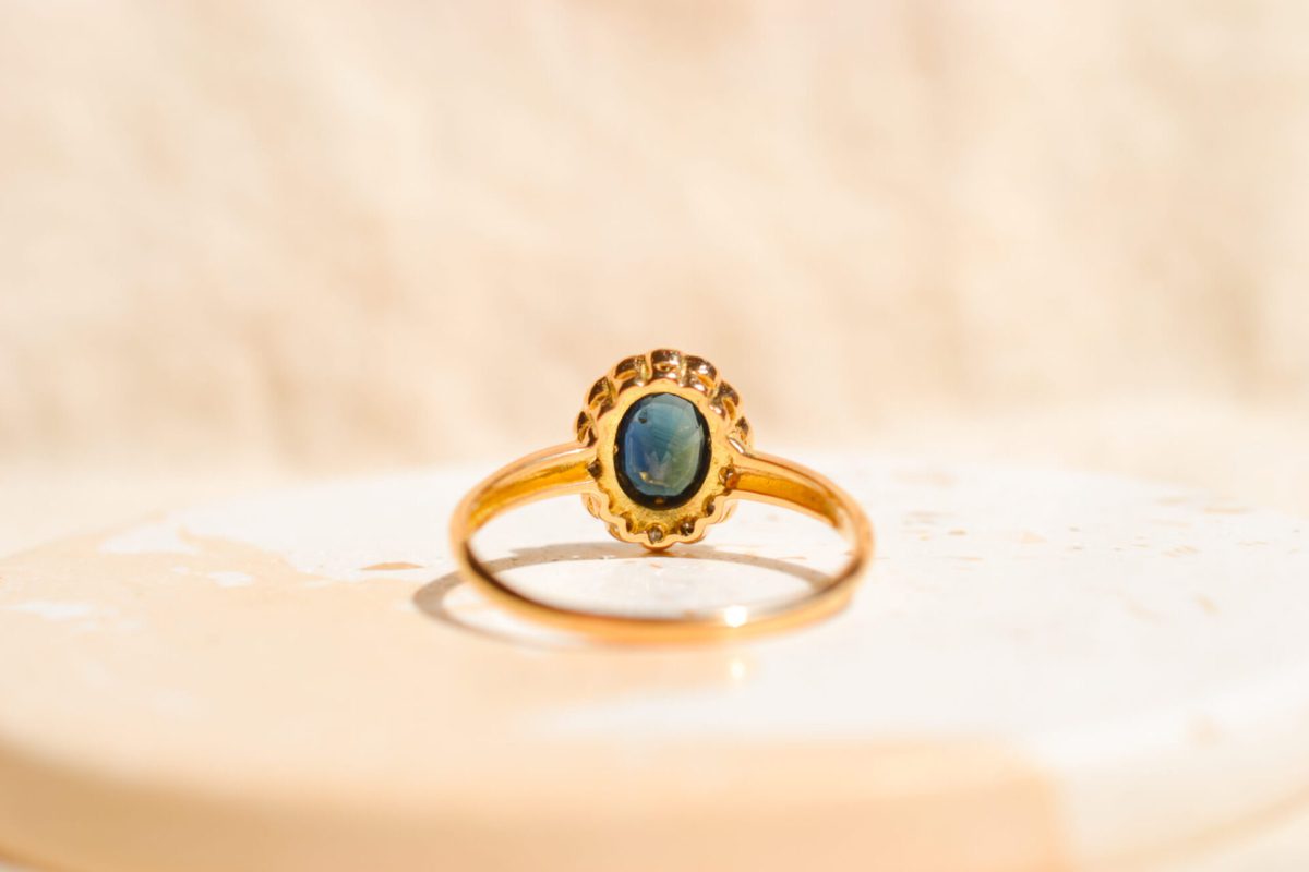 Bague Marguerite Vintage en Or jaune 18 carats centrée d'un Saphir entouré d'un Diamant