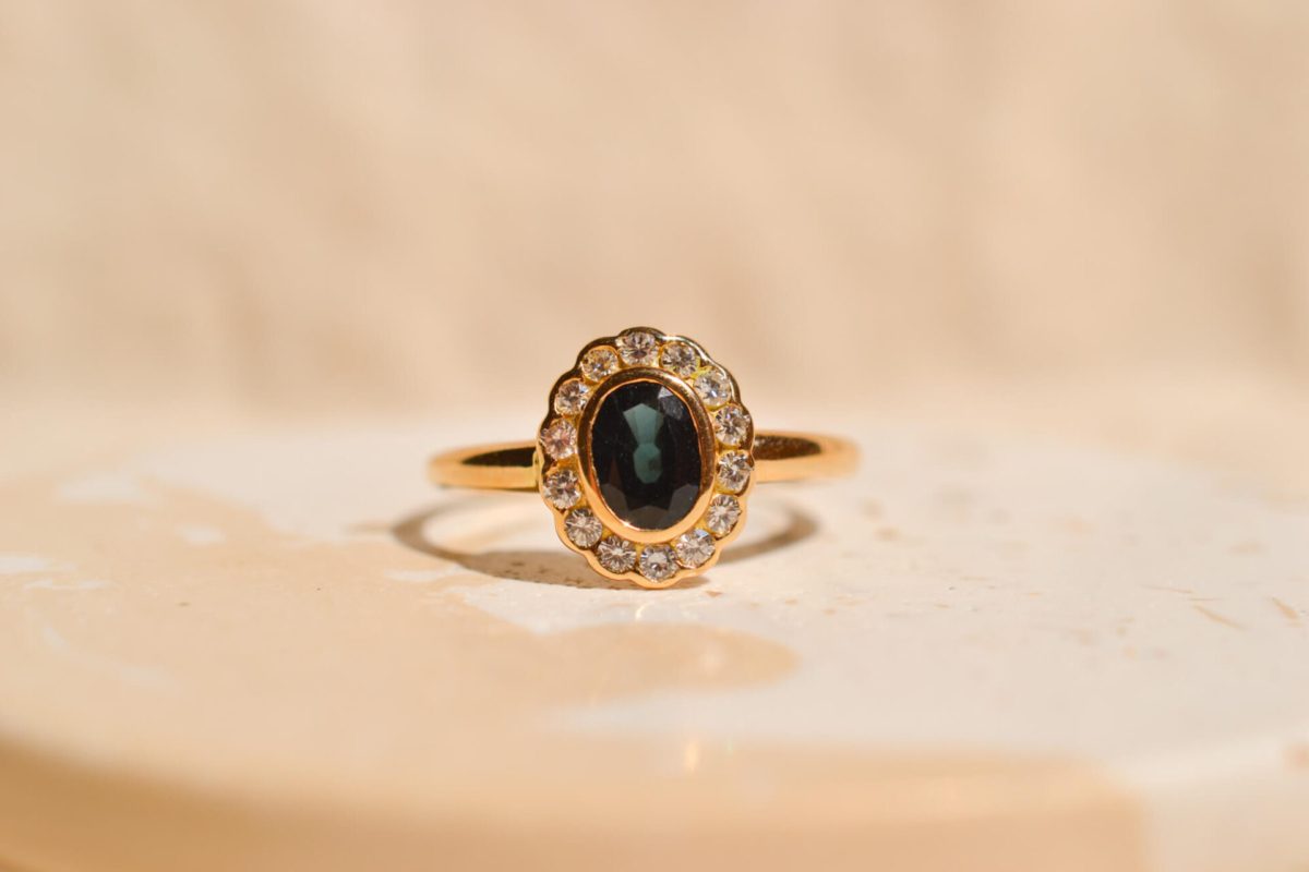 Bague Marguerite en Or jaune 18 carats centrée d'un Saphir entouré de Diamants