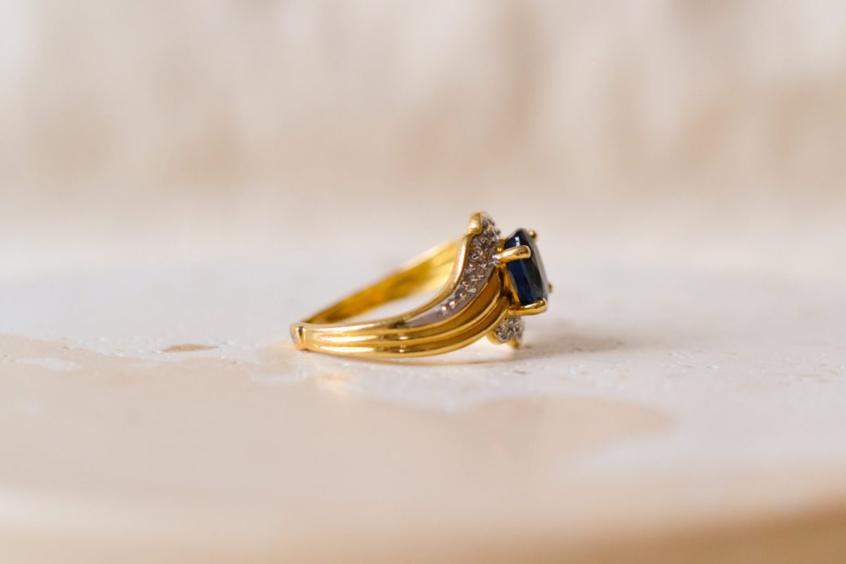 Bague Vintage en Or jaune 18 carats sertie d'un Saphir et de Diamants