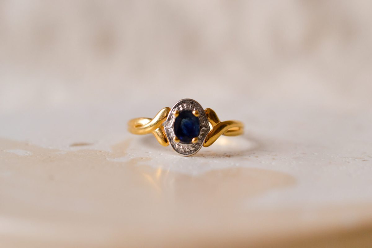 Bague ancienne en Or jaune 18 carats sertie d'un Saphir