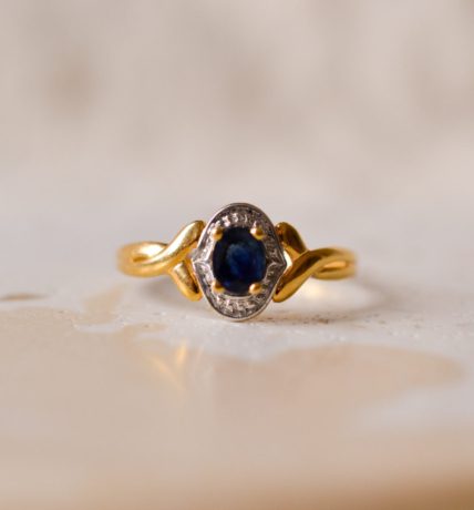 Bague ancienne en Or jaune 18 carats sertie d'un Saphir