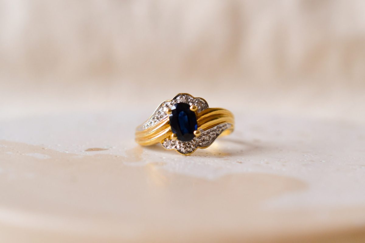 Bague ancienne en Or jaune 18 carats sertie d'un Saphir et de Diamants