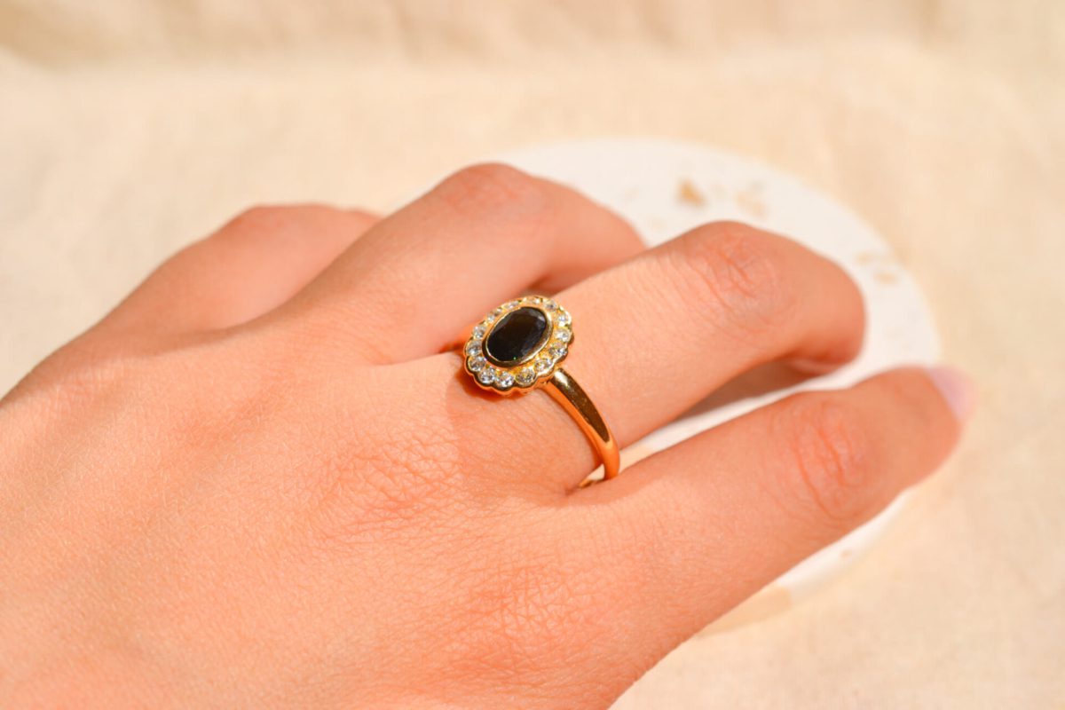Bague de fiançailles Vintage en Or jaune 18 carats centrée d'un Saphir entouré de Diamants