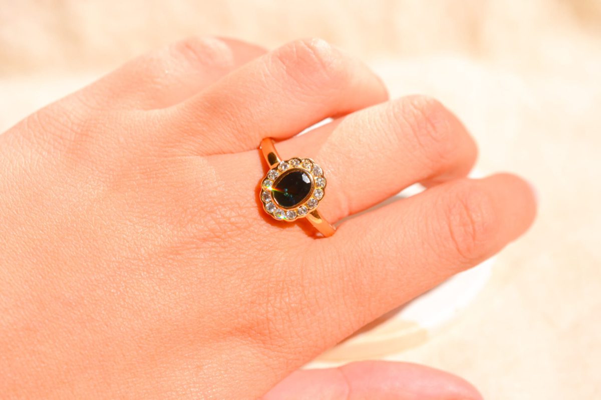 Bague de fiançailles ancienne en Or jaune 18 carats centrée d'un Saphir entouré de Diamants