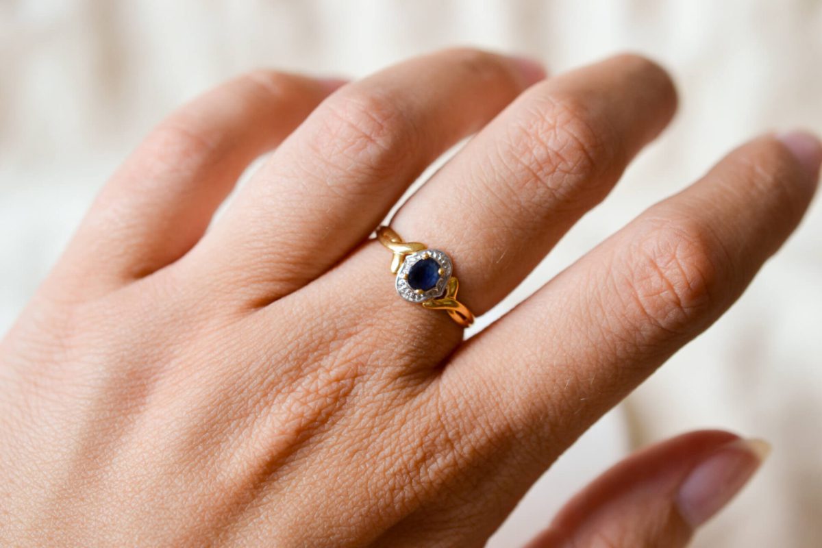 Bague de fiançailles ancienne en Or jaune 18 carats sertie d'un Saphir