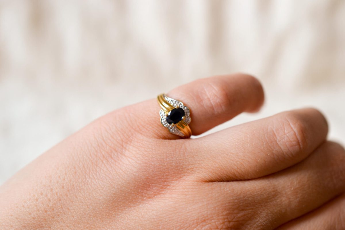 Bague de petit doigt en Or jaune 18 carats sertie d'un Saphir et de Diamants
