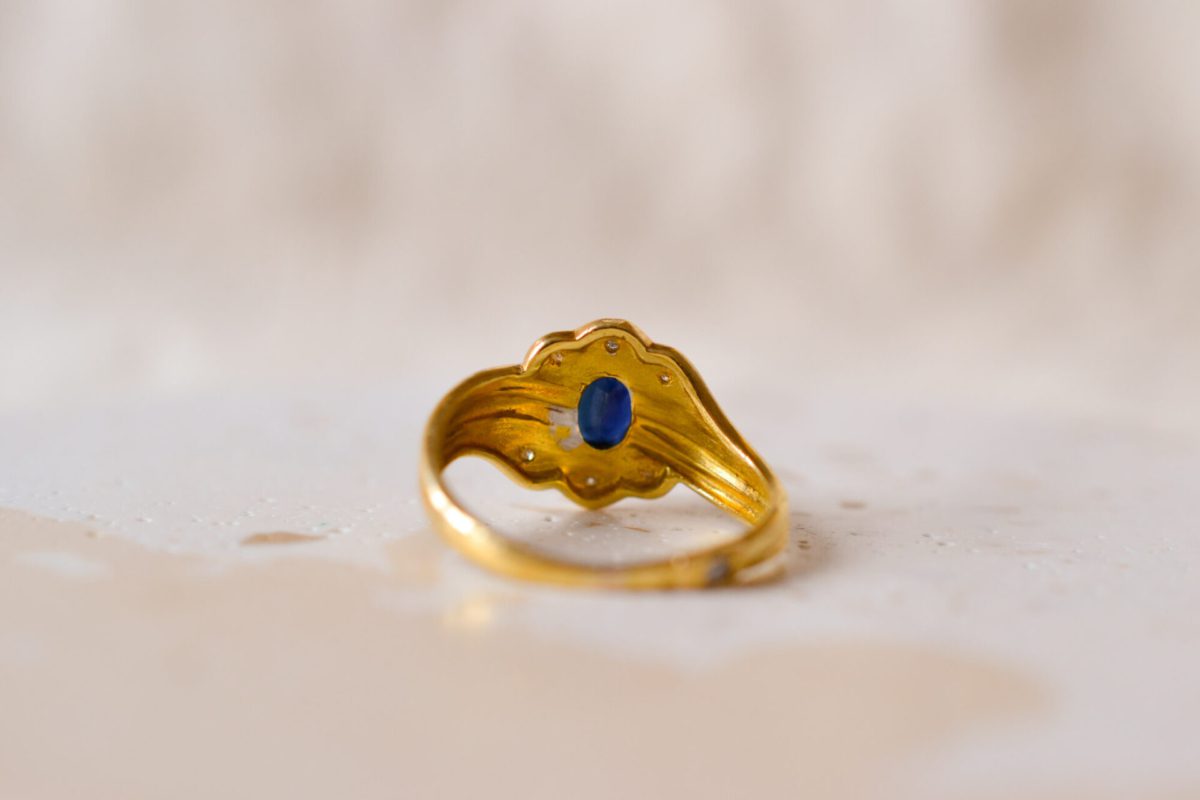 Bague en Or jaune 18 carats sertie d'un Saphir et de Diamants