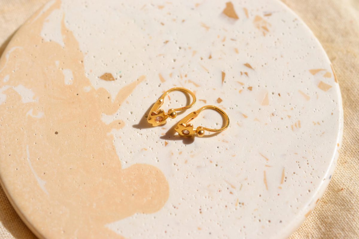 Dormeuses anciennes en Or jaune 18 carats serties d'Oxydes