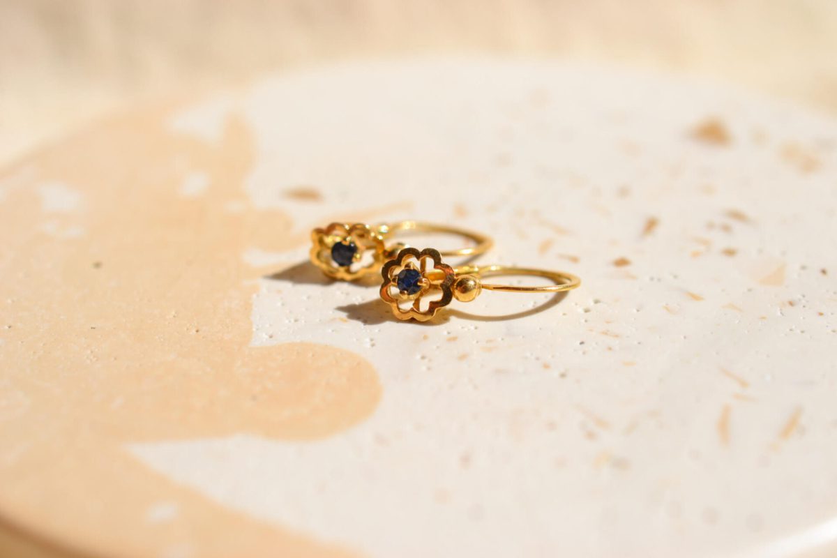 Dormeuses en Or jaune 18 carats serties de Saphirs polylobés