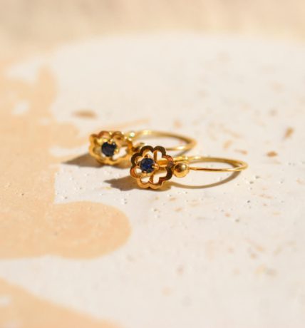 Dormeuses en Or jaune 18 carats serties de Saphirs polylobés